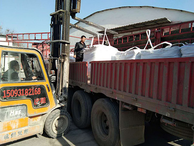 開封耐火材料現(xiàn)場裝車實錄 工業(yè)高效與物流協(xié)同的典范